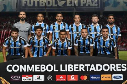  Brazil's Gremio members pose for the picture before the start of their Copa Libertadores football match against Colombia's America de Cali at Pascual Guerrero Stadium in Cali, Colombia, on March 3, 2020. (Photo by LUIS ROBAYO / AFP)Editoria: SPOLocal: CaliIndexador: LUIS ROBAYOSecao: soccerFonte: AFPFotógrafo: STF<!-- NICAID(14439132) -->