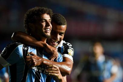  Brazils Gremio defender Victor Ferraz (L) celebrates with forward Alisson after scoring against Colombias America de Cali during their Copa Libertadores football match at Pascual Guerrero Stadium in Cali, Colombia, on March 3, 2020. (Photo by LUIS ROBAYO / AFP)Editoria: SPOLocal: CaliIndexador: LUIS ROBAYOSecao: soccerFonte: AFPFotógrafo: STF<!-- NICAID(14439134) -->