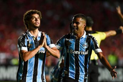  Brazils Gremio defender Victor Ferraz (L) celebrates with forward Alisson after scoring against Colombias America de Cali during their Copa Libertadores football match at Pascual Guerrero Stadium in Cali, Colombia, on March 3, 2020. (Photo by LUIS ROBAYO / AFP)Editoria: SPOLocal: CaliIndexador: LUIS ROBAYOSecao: soccerFonte: AFPFotógrafo: STF<!-- NICAID(14439133) -->