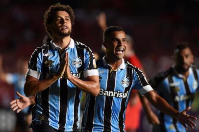  Brazils Gremio defender Victor Ferraz (L) celebrates with forward Alisson after scoring against Colombias America de Cali during their Copa Libertadores football match at Pascual Guerrero Stadium in Cali, Colombia, on March 3, 2020. (Photo by LUIS ROBAYO / AFP)Editoria: SPOLocal: CaliIndexador: LUIS ROBAYOSecao: soccerFonte: AFPFotógrafo: STF<!-- NICAID(14439166) -->