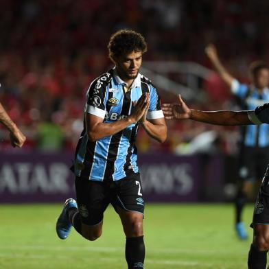  Brazils Gremio defender Victor Ferraz (C) celebrates with teammates after scoring against Colombias America de Cali during their Copa Libertadores football match at Pascual Guerrero Stadium in Cali, Colombia, on March 3, 2020. (Photo by LUIS ROBAYO / AFP)Editoria: SPOLocal: CaliIndexador: LUIS ROBAYOSecao: soccerFonte: AFPFotógrafo: STF<!-- NICAID(14439167) -->