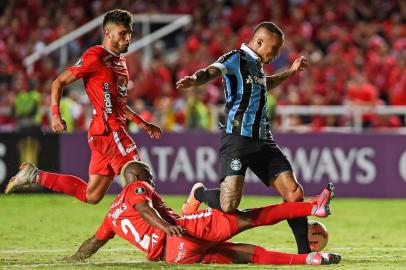  Brazils Gremio forward Everton (R) vies for the ball with Colombias America de Cali defender Marlon Torres (bottom) during their 2020 Copa Libertadores football match at Olimpico Pascual Guerrero Stadium, in Cali, Colombia, on March 3, 2020. (Photo by LUIS ROBAYO / AFP)Editoria: SPOLocal: CaliIndexador: LUIS ROBAYOSecao: soccerFonte: AFPFotógrafo: STF<!-- NICAID(14439194) -->