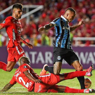  Brazils Gremio forward Everton (R) vies for the ball with Colombias America de Cali defender Marlon Torres (bottom) during their 2020 Copa Libertadores football match at Olimpico Pascual Guerrero Stadium, in Cali, Colombia, on March 3, 2020. (Photo by LUIS ROBAYO / AFP)Editoria: SPOLocal: CaliIndexador: LUIS ROBAYOSecao: soccerFonte: AFPFotógrafo: STF<!-- NICAID(14439194) -->