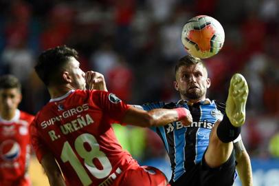  Brazils Gremio defender Ciao Henrique (R) vies for the ball with Colombias America de Cali midfielder Chilean Rodrigo Urena during their Copa Libertadores football match at Olimpico Pascual Guerrero stadium in Cali, Colombia, on March 3, 2020. (Photo by Luis ROBAYO / AFP) (Photo by LUIS ROBAYO / AFP)Editoria: SPOLocal: CaliIndexador: LUIS ROBAYOSecao: soccerFonte: AFPFotógrafo: STF<!-- NICAID(14439198) -->