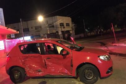 Colisão entre dois carros deixa uma pessoa ferida na zona sul de Porto Alegre