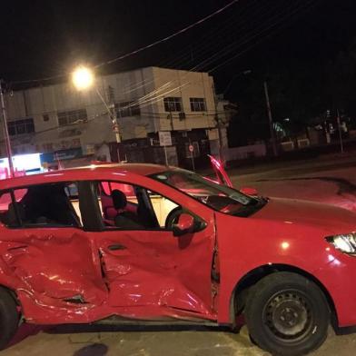 Colisão entre dois carros deixa uma pessoa ferida na zona sul de Porto Alegre