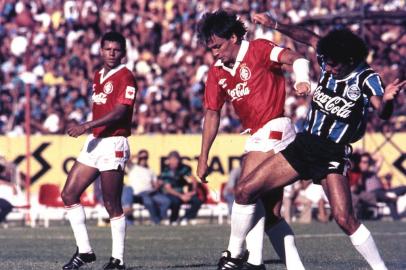  Crédito: Fernando GomesGrenal do Século, campeonato brasileiro de 1988O Gre-Nal do Século foi antológico. Poderia ter sido somente o clássico de número 297 da história, mas estava em jogo uma vaga na final do Campeonato Brasileiro de 1988. A semifinal foi disputada no dia 12 de fevereiro de 1989. O Inter chegou lá depois de eliminar o Cruzeiro, e o Grêmio depois de passar pelo Flamengo.#Pasta: 54152# Imagem feita por SLIDE<!-- NICAID(9136006) -->