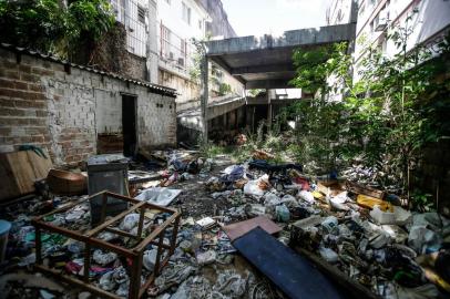  PORTO ALEGRE, RS, BRASIL - 2020.03.02 - Moradores relatam assaltos no bairro Bom Fim, em que bandidos usariam terreno baldio de obra embargada na rua João Telles, em Porto Alegre, para se esconder. (Foto: ANDRÉ ÁVILA/ Agência RBS)Indexador: Andre Avila<!-- NICAID(14437165) -->