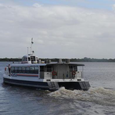  PORTOALEGRE-RS-BR 12.04.2017Catamarã ameaça parar se não houver limpeza do canal que liga o terminal de Guaíba ao canal do Guaíba.FOTÓGRAFO: TADEUVILANI - AGÊNCIARBS DG<!-- NICAID(12849188) -->