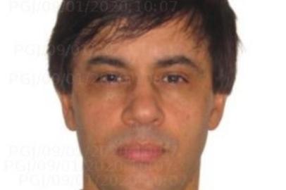  Caso inicialmente tratado como suicídio, se descobriu um assassinato em Porto Alegre, na zona sul. Réu: Jeverson Olmiro Lopes Goulart, 54. Cátia Rosimary Lopes Goulart, 48, ao lado do filho Andrei Ronaldo Goulart Gonçalves, de apenas 12 anos.<!-- NICAID(14440079) -->