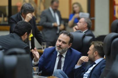 Movimentação de plenário. Na foto, vereadores Ricardo Gomes e Mendes Ribeiro.(Foto: Débora Ercolani/CMPA)