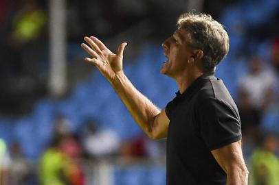  Brazils Gremio coach Renato Gaucho gives instructions to his players during their Copa Libertadores football match against Colombias America de Cali at Olimpico Pascual Guerrero stadium in Cali, Colombia, on March 3, 2020. (Photo by LUIS ROBAYO / AFP)Editoria: SPOLocal: CaliIndexador: LUIS ROBAYOSecao: soccerFonte: AFPFotógrafo: STF