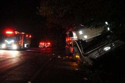 Identificado motorista morto em acidente entre carro e caminhão em Guaporé O motorista que morreu em uma colisão frontal entre um carro e um caminhão na RS-129 em Guaporé foi identificado como Ediones Zenatti, 37 anos. Ele era morador de Guaporé e era um empresário conhecido no município. <!-- NICAID(14440656) -->