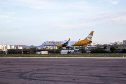 Na terça-feira (3), a Flybondi, companhia aérea argentina de baixo custo, realizou o primeiro voo da sua nova rota para o Brasil: às 17h05min, um avião partiu do Aeroporto El Palomar, em Buenos Aires, para aterrizar no Aeroporto Internacional Salgado Filho, em Porto Alegre, às 18h40min. A Capital é o sexto destino internacional da empresa, que iniciou suas operações em janeiro de 2018 e tem tarifas até 60% mais baratas que as concorrentes.<!-- NICAID(14440975) -->