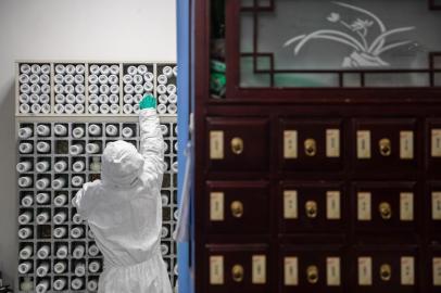  A medical worker produces traditional Chinese medicine to treat patients infected by the COVID-19 coronavirus at a hospital in Wuhan in Chinas central Hubei province on March 2, 2020. The global death toll from the COVID-19 coronavirus epidemic surpassed 3,000 on March 2 after dozens more died at its epicentre in China and cases soared around the world, with a second fatality on US soil.STR / AFPEditoria: HTHLocal: WuhanIndexador: STRSecao: diseaseFonte: AFPFotógrafo: STR<!-- NICAID(14437677) -->