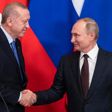 Russian President Vladimir Putin and his Turkish counterpart Recep Tayyip Erdogan shake hands at the end of a joint press statement following their talks at the Kremlin in Moscow on March 5, 2020. (Photo by Pavel Golovkin / POOL / AFP)<!-- NICAID(14441418) -->