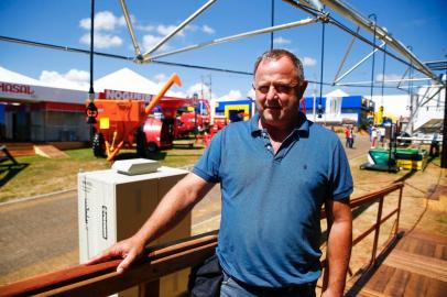  NÃO-ME-TOQUE,  RS, BRASIL, 05/03/2020- Investimento em máquinas e implementos na expodireto. Na foto - Pedro Mathias Kuhn, produtor de soja e milho em Selbach, irá investir em irrigação após ser afetado pela estiagem neste ano. (FOTOGRAFO: OMAR FREITAS / AGENCIA RBS)Indexador: Omar Freitas<!-- NICAID(14441316) -->