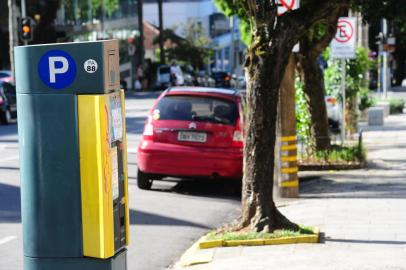  CAXIAS DO SUL, RS, BRASIL, 05/03/2020. Estacionamento Rotativo - Aumento da área de estacionamento pago. Na foto, nova zona de pagamento do estacionamento pago. Parquímetro colocado, na rua Alfredo Chaves, entre a Bento Gonçalves e a Vinte de Setembro. (Porthus Junior/Agência RBS)<!-- NICAID(14441451) -->