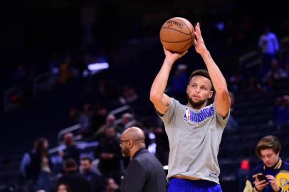 Sacramento Kings v Golden State WarriorsSAN FRANCISCO, CA - FEBRUARY 25: Stephen Curry #30 of the Golden State Warriors warms up prior to a game against the Sacramento Kings on February 25, 2020 at Chase Center in San Francisco, California. NOTE TO USER: User expressly acknowledges and agrees that, by downloading and or using this photograph, user is consenting to the terms and conditions of Getty Images License Agreement. Mandatory Copyright Notice: Copyright 2020 NBAE   Noah Graham/NBAE via Getty Images/AFPEditoria: SPOLocal: San FranciscoIndexador: Noah GrahamSecao: BasketballFonte: NBAE / Getty ImagesFotógrafo: Contributor<!-- NICAID(14441780) -->