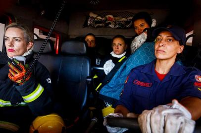 CANOAS, RS, BRASIL, 05-03-2020: Sargento Marcela Santiago, soldado Gabriele Borges Grassioli, soldado Caroline Muller, soldado Elica Gobbi de Oliveira e Sargento Adriana Ribeiro Paz da Rosa. Em iniciativa inédita, 11 mulheres atuam no Corpo de Bombeiros durante o turno de 24 horas. (Foto: Mateus Bruxel / Agência RBS)<!-- NICAID(14441584) -->