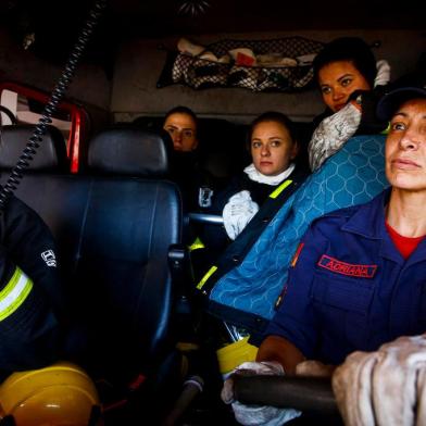 CANOAS, RS, BRASIL, 05-03-2020: Sargento Marcela Santiago, soldado Gabriele Borges Grassioli, soldado Caroline Muller, soldado Elica Gobbi de Oliveira e Sargento Adriana Ribeiro Paz da Rosa. Em iniciativa inédita, 11 mulheres atuam no Corpo de Bombeiros durante o turno de 24 horas. (Foto: Mateus Bruxel / Agência RBS)<!-- NICAID(14441584) -->