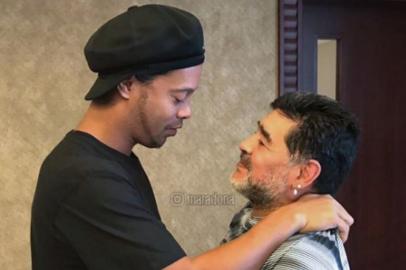 Perfil de Maradona publica foto com Ronaldinho prestando apoio ao jogador brasileiro<!-- NICAID(14441823) -->