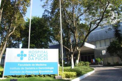 Placa do Hospital São Lucas da PUCRS.#PÁGINA:10 Fonte: Divulgação<!-- NICAID(1969338) -->