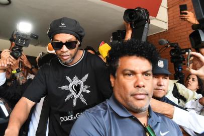  Brazilian retired football player Ronaldinho leaves Asuncions Prosecution after declaring about his irregular entry to the country, in Asuncion, Paraguay, on March 5, 2020. - Former Brazilian football star Ronaldinho and his brother have been detained in Paraguay after allegedly using fake passports to enter the South American country, authorities said Wednesday. (Photo by NORBERTO DUARTE / AFP)Editoria: CLJLocal: AsuncionIndexador: NORBERTO DUARTESecao: soccerFonte: AFPFotógrafo: STR<!-- NICAID(14442227) -->