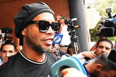  Brazilian retired football player Ronaldinho leaves Asuncions Prosecution after declaring about his irregular entry to the country, in Asuncion, Paraguay, on March 5, 2020. - Former Brazilian football star Ronaldinho and his brother have been detained in Paraguay after allegedly using fake passports to enter the South American country, authorities said Wednesday. (Photo by NORBERTO DUARTE / AFP)Editoria: CLJLocal: AsuncionIndexador: NORBERTO DUARTESecao: soccerFonte: AFPFotógrafo: STR<!-- NICAID(14442229) -->