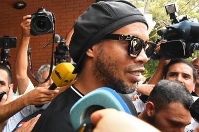  Brazilian retired football player Ronaldinho leaves Asuncions Prosecution after declaring about his irregular entry to the country, in Asuncion, Paraguay, on March 5, 2020. - Former Brazilian football star Ronaldinho and his brother have been detained in Paraguay after allegedly using fake passports to enter the South American country, authorities said Wednesday. (Photo by NORBERTO DUARTE / AFP)Editoria: CLJLocal: AsuncionIndexador: NORBERTO DUARTESecao: soccerFonte: AFPFotógrafo: STR<!-- NICAID(14442228) -->