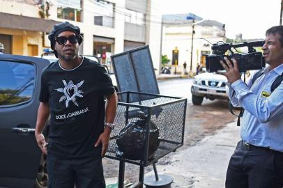  Brazilian retired football player Ronaldinho arrives to Asuncions Prosecution to declare after his irregular entry to the country, in Asuncion, Paraguay, on March 5, 2020. - Former Brazilian football star Ronaldinho and his brother have been detained in Paraguay after allegedly using fake passports to enter the South American country, authorities said Wednesday. (Photo by NORBERTO DUARTE / AFP)Editoria: CLJLocal: AsuncionIndexador: NORBERTO DUARTESecao: soccerFonte: AFPFotógrafo: STR<!-- NICAID(14442252) -->