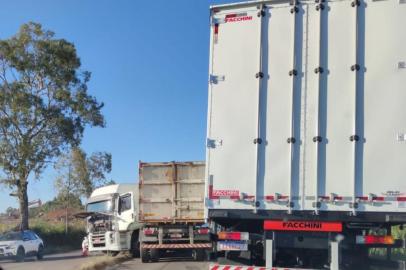 O motorista de um caminhão perdeu o controle da direção enquanto trafegava pela Rota do Sol na manhã desta sexta-feira (6), em Caxias do Sul. O veículo ficou atravessado nas duas pistas na altura do km 70, após o viaduto torto.<!-- NICAID(14442438) -->