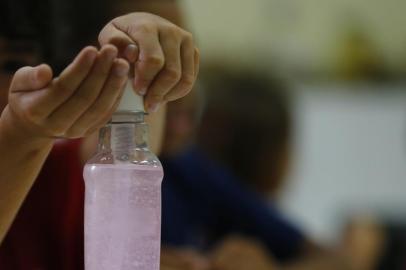  PORTO ALEGRE, RS, BRASIL, 05-04-2016.  Crianças aprendem a fazer álcool gel em sala, durante aula no Colégio Dom Bosco. (FÉLIX ZUCCO/AGÊNCIA RBS)<!-- NICAID(12118952) -->
