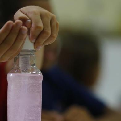  PORTO ALEGRE, RS, BRASIL, 05-04-2016.  Crianças aprendem a fazer álcool gel em sala, durante aula no Colégio Dom Bosco. (FÉLIX ZUCCO/AGÊNCIA RBS)<!-- NICAID(12118952) -->