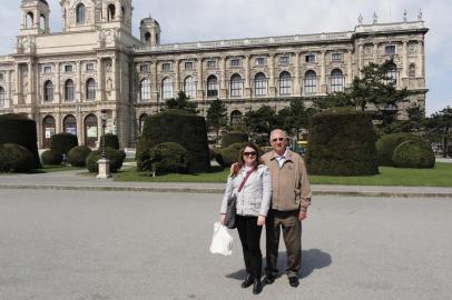 USTRIAEstimados Senhores, boa tardeEstivemos, em 2013, meu marido Rudolfo Goldmann e eu, Susana Compagnoni Bem, em Viena-Austria.  Além de visita à Hungria, e outros Países vizinhos,  visitamos, em Viena, o  Naturhistorisches Museum. Sua enorme  coleção é disponibilizada em uma área de 8.700 m2  e seu website mostra,  aos  visitantes,  um tour virtual pelas suas dependências. Muito interessante a visita.Meus dados pessoais, registro no final deste email, ao mesmo tempo em que agradeço a atenção que dispensarem à essa assinante da ZH. AtenciosamenteSusana Compagnoni BemFarroupilha ¿ RSFone: 54 999270132<!-- NICAID(14438341) -->