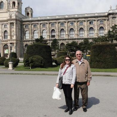 USTRIAEstimados Senhores, boa tardeEstivemos, em 2013, meu marido Rudolfo Goldmann e eu, Susana Compagnoni Bem, em Viena-Austria.  Além de visita à Hungria, e outros Países vizinhos,  visitamos, em Viena, o  Naturhistorisches Museum. Sua enorme  coleção é disponibilizada em uma área de 8.700 m2  e seu website mostra,  aos  visitantes,  um tour virtual pelas suas dependências. Muito interessante a visita.Meus dados pessoais, registro no final deste email, ao mesmo tempo em que agradeço a atenção que dispensarem à essa assinante da ZH. AtenciosamenteSusana Compagnoni BemFarroupilha ¿ RSFone: 54 999270132<!-- NICAID(14438341) -->