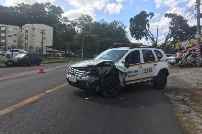  Um policial militar ficou ferido após acidente entre quatro veículos na Avenida Ary Tarragô, no bairro Alto Petrópolis, em Porto Alegre. O caso foi registrado pouco antes das 15h na zona norte da capital.Uma caminhonete Renault Duster, da Brigada Militar, passava pelo local quando se envolveu em um acidente com um Chevrolet Classic. Com o impacto, a viatura policial rodou e bateu em dois carros que estavam parados em frente a uma barbearia perto da Rua Emílio Schlabitz Neto. Foto: Eduardo Paganella/Agência RBS<!-- NICAID(14443066) -->