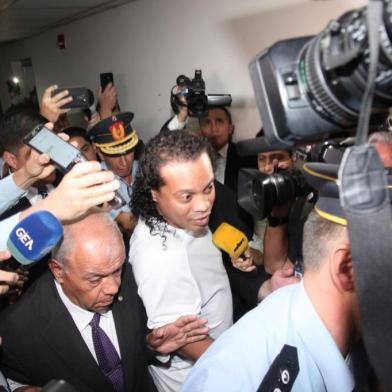 Ronaldinho chega ao Tribunal para ser julgado no Paraguai<!-- NICAID(14443098) -->