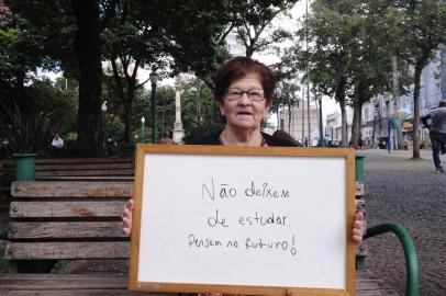  CAXIAS DO SUL, RS, BRASIL (03/03/2020)pauta para o dia da mulher. Mulheres escrevem mensagens de apoio para outras mulheres na Praça Dante no centro de Caxias do Sul. Na foto, Valdeci Terezinha Farias, 70 Pensionista. (Antonio Valiente/Agência RBS)<!-- NICAID(14438295) -->