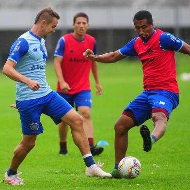  CAXIAS DO SUL, RS, BRASIL, 18/02/2020. Treino do Caxias no CT. SER Caxias se preapara para enfrentar o Grêmio na final da Taça Cel. Ewaldo Poeta, primeiro turno do Campeonato Brasileiro. Na foto, lateral-esquerdo Bruno Ré (E).  (Porthus Junior/Agência RBS)Indexador: Porthus Junior                  <!-- NICAID(14423564) -->