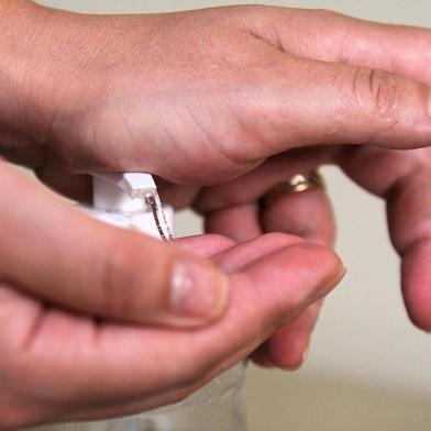  CAXIAS DO SUL, RS, BRASIL, 03/03/2020 - Lavar as mãos com frequência e usar alcool gel são atitudes que previnem o contágio de gripe. Uso de máscara para quem está infectado é recomendável. (Marcelo Casagrande/Agência RBS)<!-- NICAID(14438414) -->