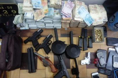 Dinheiro e armas apreendidos em apartamento de Novo Hamburgo, no Vale do Sinos<!-- NICAID(14443076) -->