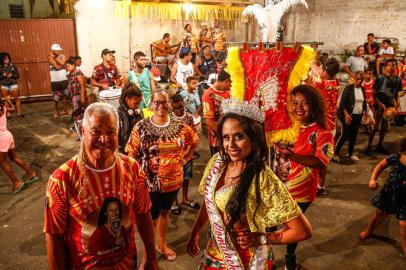  PORTO ALEGRE, RS, BRASIL - 04/03/2020Último ensaio da tribo Os Comanches, a última tribo carnavalesca ainda em atividade na Capital, antes do desfile de Carnaval. Na foto, da esquerda para direita, Valdir Ribeiro, Karen Ribeiro,  Luana Pacheco (rainha) e Isabella Oliveira (estandarte)