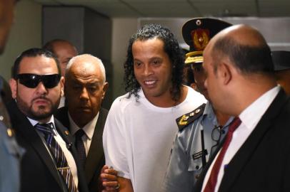  Brazilian retired football player Ronaldinho (C) arrives at Asuncions Justice Palace to testify about his irregular entry to the country, in Asuncion, on March 6, 2020. - Former Brazilian football star Ronaldinho and his brother have been detained in Paraguay after allegedly using fake passports to enter the South American country, authorities said Wednesday. (Photo by Norberto DUARTE / AFP)Editoria: CLJLocal: AsuncionIndexador: NORBERTO DUARTESecao: soccerFonte: AFPFotógrafo: STR<!-- NICAID(14443742) -->