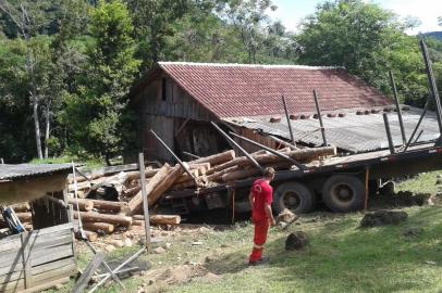 Motorista de caminhão carregado de toras morre após acidente em Rolante.<!-- NICAID(14443753) -->