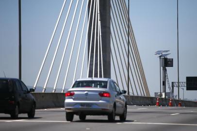  PORTO ALEGRE, RS, BRASIL, 21-11-2018: Pardal na ponte estaiada da Rodovia do Parque, a BR-448 (FOTO FÉLIX ZUCCO/AGÊNCIA RBS, Editoria de Notícias).<!-- NICAID(13840431) -->