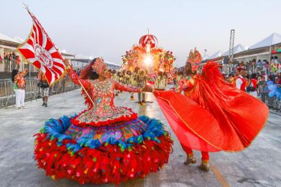  EM ALTA!!Imperadores do Samba desfila no Porto Seco, em Porto Alegre.Fotos: Isadora NeumannIndexador: ISADORA NEUMANN<!-- NICAID(14444043) -->