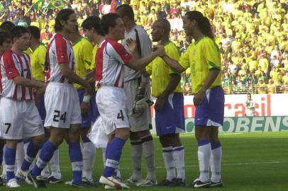 *** Brasil x Paraguai - Friolin ***Eliminatórias da Copa do Mundo,brasil x Paraguai,estádio beira rio ( jogadores paraguaios, E para D,Torres N¼11,Bonet N¼2,Cabaña N¼9,Ortiz N¼17,Roque Santa Cruz N¼24,Carlos Gamarra N¼4 apertando a mão de Ronaldinho Gaúcho da seleção brasileira)<!-- NICAID(1678409) -->