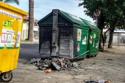 Contêiner incendiado na Rua Matteo Gianella passou a semana sem ser recolhido da calçada.<!-- NICAID(14443190) -->