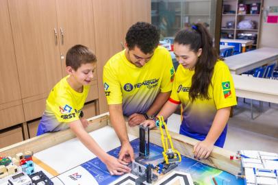 A Tecnoway, equipe de robótica da Rede Caminho do Saber, embarcou quinta-feira para São Paulo para participar da etapa nacional do Torneio de Robótica First Lego League (FLL). O time apresentará projeto de um sistema para gerenciar vagas públicas de estacionamento nas áreas centrais da cidade. <!-- NICAID(14443189) -->